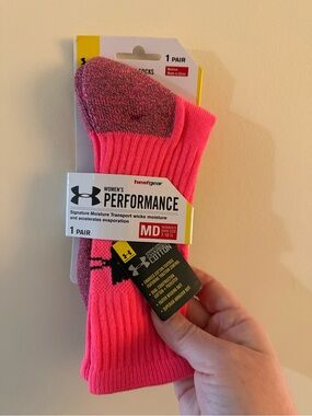 Under Armour UA Women's PERFORMANCE HeatGear HOT PINK Crew Socks Medium 2012
